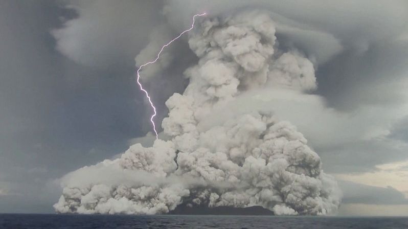 Děsivé záběry výbuchu na Tonze: Sopečný kouř stoupal až 20 kilometrů vysoko